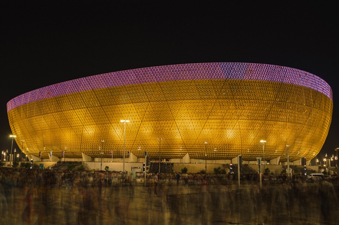 Nocne zdjęcie stadionu podświetlonego w złotym kolorze