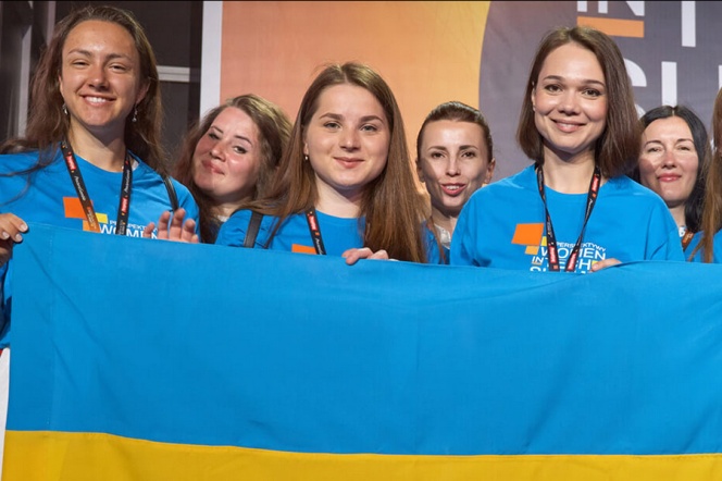 Uśmiechnięte dziewczyny trzymające flagę Ukrainy 