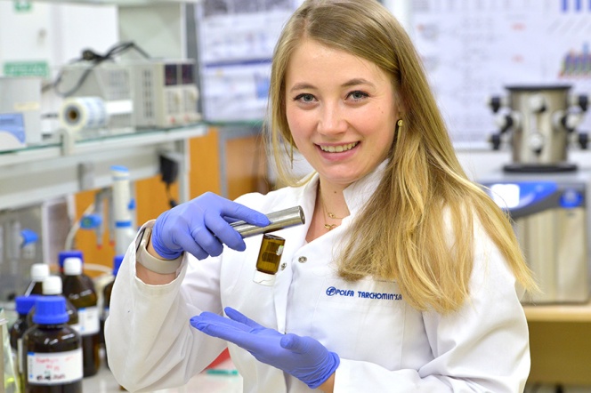 Izabela Malinowska (in the picture) was appreciated in the Student-Inventor and EKOinnovator competitions for an invention developed under the supervision of Prof. Anna Zielińska-Jurek. The composition developed at the Faculty of Chemistry was also awarded a silver medal at the International Warsaw Exhibition of Inventions. Photo: Krzysztof Krzempek / Gdańsk University of Technology