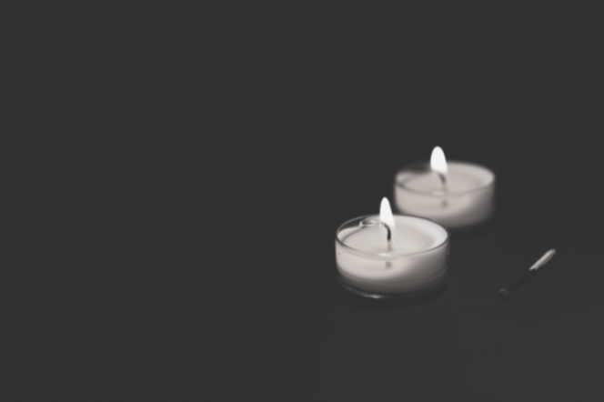 dwie świeczki na czarnym tle