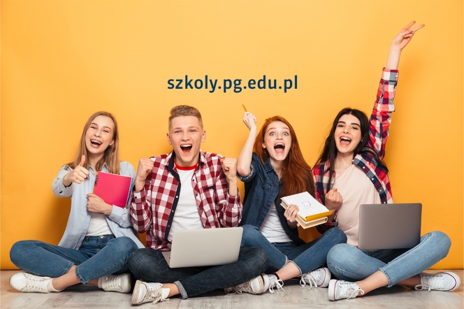 grupa roześmianych uczniów z laptopami siedzi na podłodze