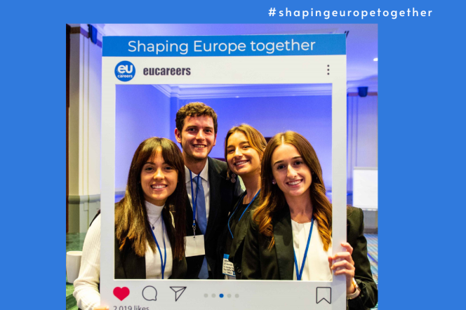 Na zdjęciu widoczna jest grupa młodych ludzi trzymająca ramę z napisem Wspólnie kształtujmy Europęujmy wspólnie Europę