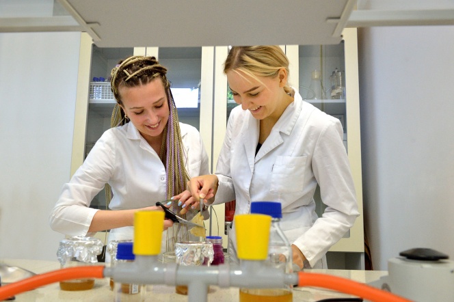 Dwie kobiety w laboratorium 