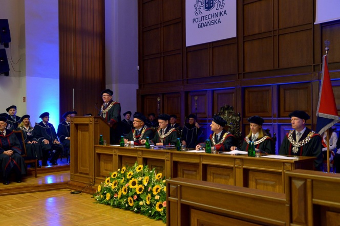 Speech by prof. Krzysztof Wilde, Gdańsk Tech rector. In the photo from the left: prof. Dariusz Mikielewicz, vice-rector for organization and development, prof. Sławomir Milewski, vice-rector for science, prof. Janusz Nieznański, vice-rector for internationalization and innovation, prof. Barbara Wikieł, vice-rector for student affairs, prof. Mariusz Kaczmarek, vice-rector for education.  Photo Krzysztof Krzempek/Gdańsk Tech
