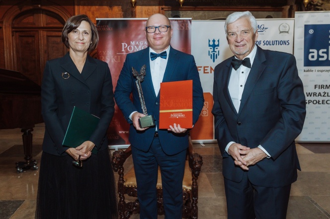 Prof. Krzysztof Wilde, Rector of Gdańsk Tech with the diploma and the Pomeranian Eagle 2023 statuette. The award was presented by Jan Kozłowski, Marshal of the Pomeranian Voivodeship in 2010-2014. The laudation was delivered by Małgorzata Winiarek-Gajewska, president of the NDI Group. Photo: Magazyn Pomorski materials 