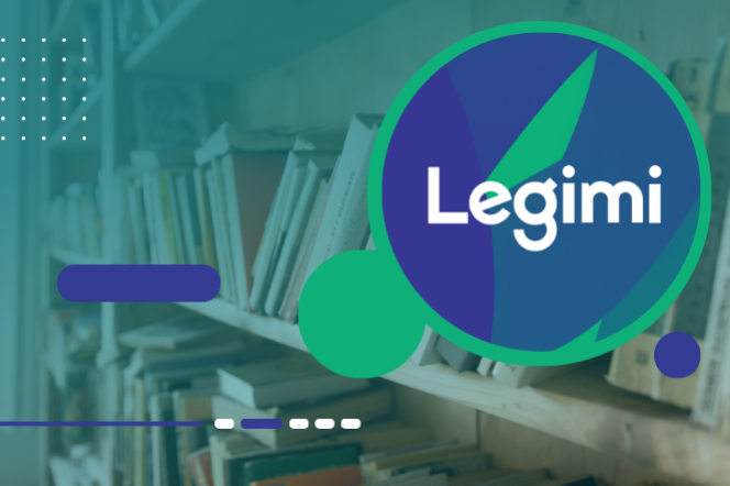 Logo serwisu Legimi na tle półki z książkami