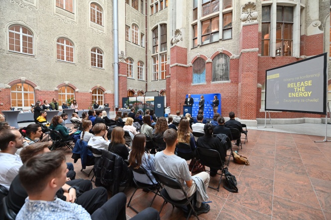 ludzie na konferencji 