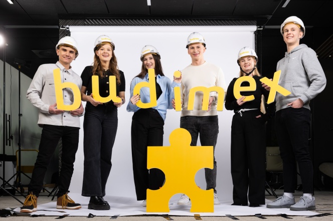 Na zdjęciu grupa osób z napisem firmy