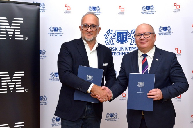 Na zdj. od lewej: Marcin Gajdziński, dyrektor generalny IBM Polska i prof. Krzysztof Wilde, rektor PG. Fot. Krzysztof Krzempek / Politechnika Gdańska