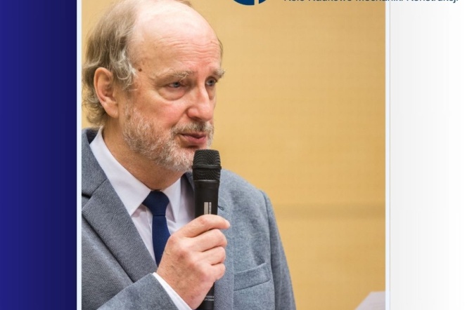 Na zdjęciu informacja o spotkaniu oraz mężczyzna  z brodą