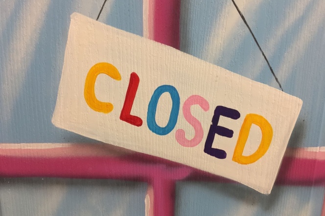 tabliczka z napisem "closed"