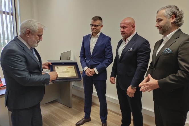 Presentation of the commemorative plaque to the Management Board of ECB S.A.