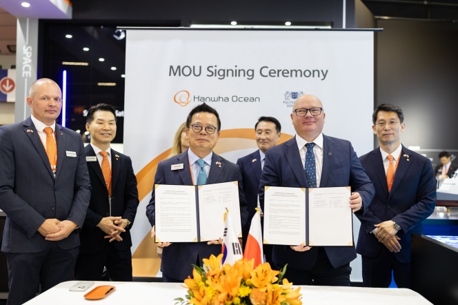 Charlie SC Eoh, President and COO of the Naval Ship Business at Hanwha Ocean, and Professor Krzysztof Wilde, Rector of Gdańsk University of Technology, following the signing of a Memorandum of Understanding. Photo: Hanwha Ocean