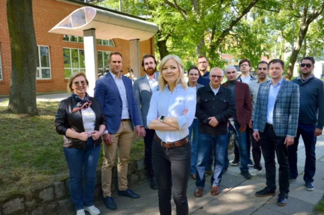 Zużytą łopatę turbiny wiatrowej zmienili w wiatę rowerową