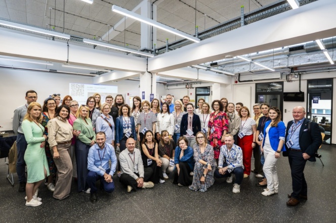 Do zdjęcia pozują uczestnicy konferencji