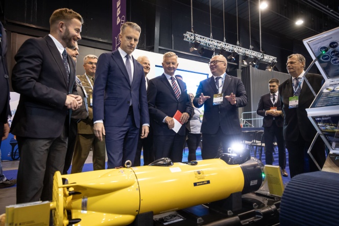 Na zdjęciu widoczni od lewej: Ryszard Świlski, senator RP, Arkadiusz Marchewka, sekretarz stanu w Ministerstwie Infrastruktury, Stanisław Wziątek, podsekretarz stanu w Ministerstwie Obrony Narodowej, prof. Krzysztof Wilde, rektor PG, prof. Marek Dzida, pełnomocnik Rektora PG ds. gospodarki morskiej. Fot. Łukasz Głowala/PG