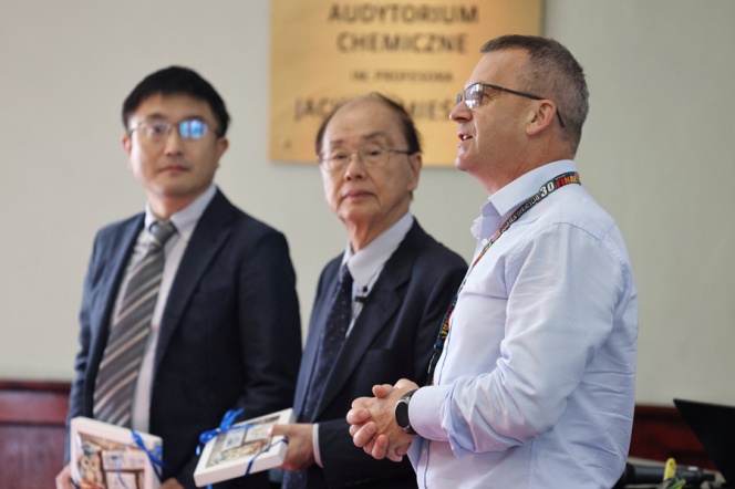 Na zdj. od lewej: prof. Motohiro Tsuboi, prof. Yukihiro Ozaki i prof. Piotr Konieczka. Fot. Jerzy Kwiatkowski