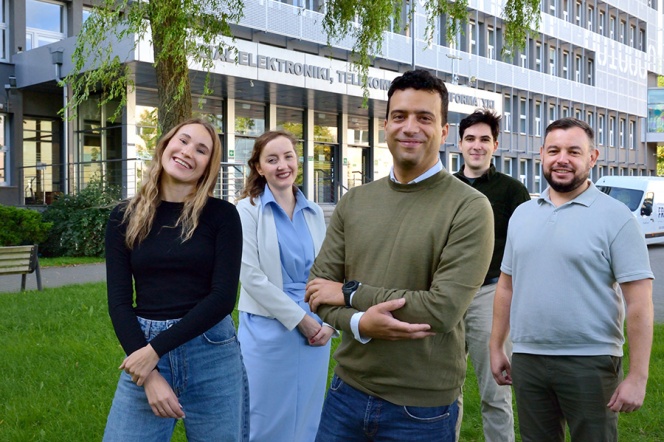 Na zdj. od lewej: doktorantka Iwona Kaczmarzyk, dr inż. Małgorzata Szopińska, dr Mattia Pierpaoli, doktorant Patryk Sokołowski, dr inż. Paweł Jakóbczyk. Fot. Krzysztof Krzempek / Politechnika Gdańska