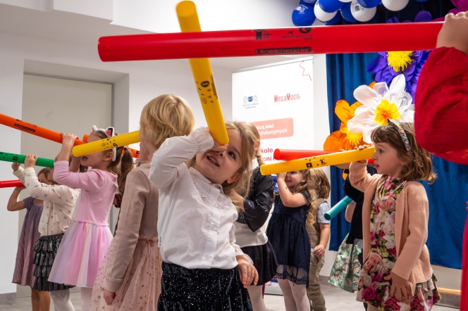 tańczące przedszkolaki