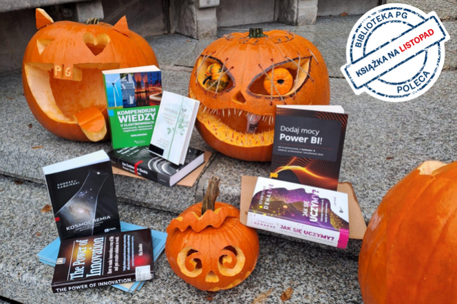 Książka na listopad. Dynie wycięte i ustawione na schodach