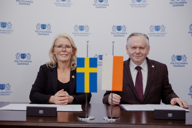 Vice rectors signing an agreement.