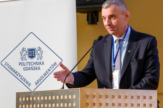 Na zdjęciu mężczyzna ubrany w garnitur