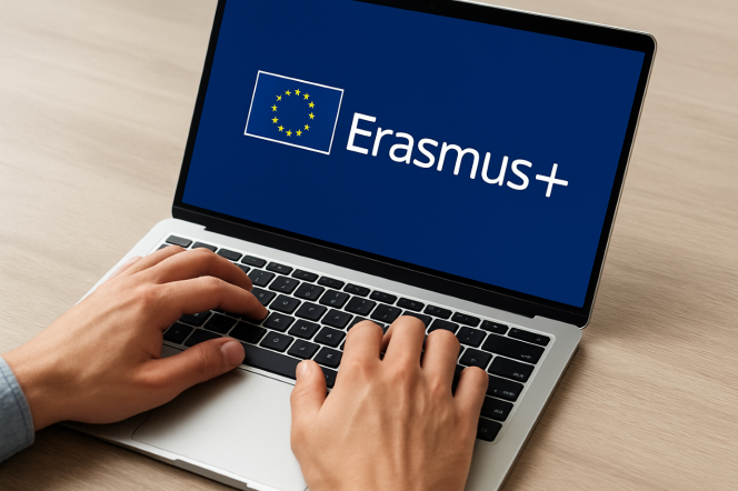 praca przy laptopie z logo Erasmus+ na ekranie
