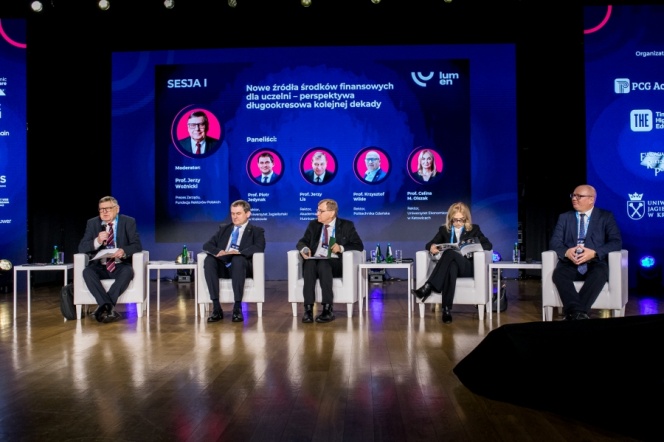 Prof. Krzysztof Wilde, rektor PG był jednym z rozmówców podczas panelu dyskusyjnego zatytułowanego „Nowe źródła środków finansowych dla uczelni – perspektywa długookresowa kolejnej dekady”. W rozmowie udział wzięli także: prof. Piotr Jedynak, rektor Uniwersytetu Jagiellońskiego w Krakowie, prof. Jerzy Lis, rektor AGH w Krakowie, prof. Celina M. Olszak, rektor Uniwersytetu Ekonomicznego w Katowicach. Moderatorem był prof. Jerzy Woźnicki, prezes zarządu Fundacji Rektorów Polskich. Fot. materiały organizatora