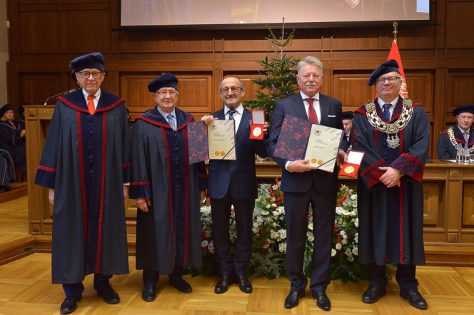 Na zdjęciu wyróżnione osoby