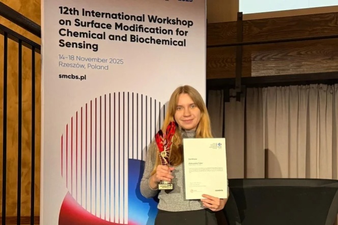 Na zdjęciu laureatka kobieta