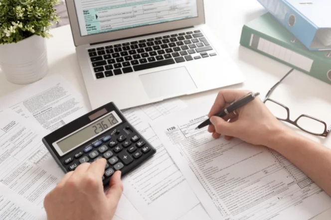 dłonie przy laptopie