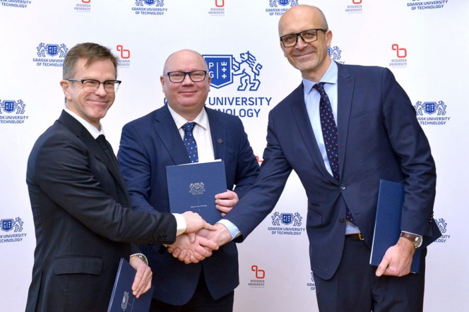 Na zdj. od lewej: Bernd Szukay, dyrektor zarządzający ELAC SONAR, Krzysztof Wilde, rektor PG, Maciej Rek, prezes zarządu Enamor. Fot. Krzysztof Krzempek / Politechnika Gdańska