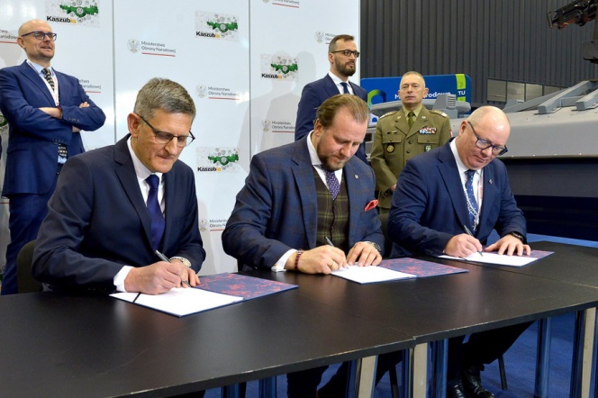 List podpisują od lewej: prof. Wojciech Chmiel, Marcin Ryngwelski, prof. Krzysztof Wilde. Z prawej strony stoją Maciej Samsonowicz i gen. bron. Krzysztof Król. Fot. Krzysztof Krzempek / Politechnika Gdańska