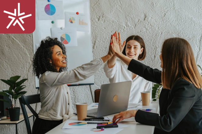 ludzie na spotkaniu przybijający sobie piątkę