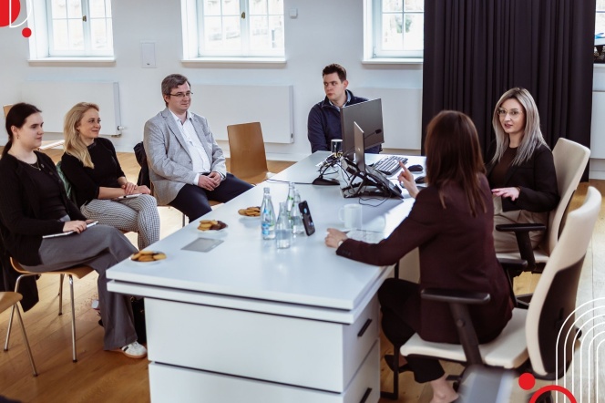 Fotografia przedstawiająca Zespół Młodych Naukowców przy stole