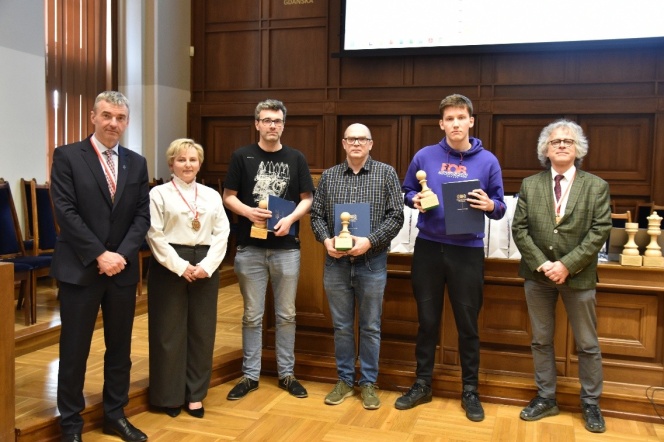 Od lewej: Jan Strawiński (Przewodniczący SAPG), dr hab. inż. Justyna Kucińska-Lipka, prof. uczelni (Prorektor PG), dr hab. inż. Maciej Demianowicz (Najlepszy Pracownik PG turnieju), Przemysław Koc (Najlepszy Absolwent), Marcel Kutowski (Najlepszy Student) oraz dr hab. Paweł Możejko, prof. uczelni (Dziekan Wydziału FTiMS). 