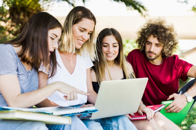 kandydaci na studia sprawdzają wyniki rekrutacji na laptopie
