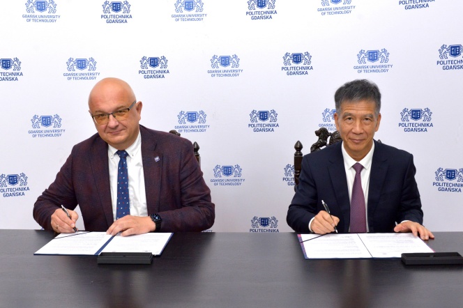 Prof. Dariusz Mikielewicz – Vice-Rector for Research and Prof. Zuo – Associate Dean of Tsinghua SIGS