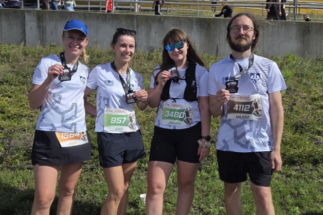 cztery osoby z medalami za bieg 