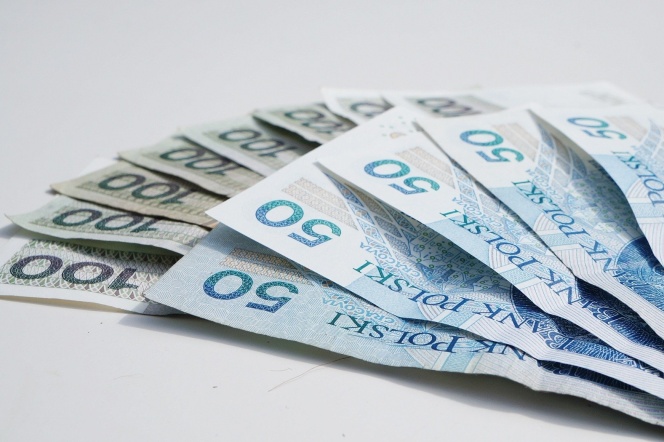 Wachlarz banknotów stu i pięćdziesięciozłotowych.