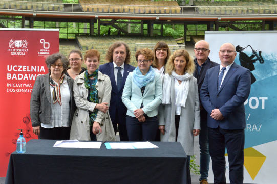 Na zdj. w pierwszym rzędzie od prawej: prof. Krzysztof Wilde, rektor PG, prof. Lucyna Nyka, dziekan Wydziału Architektury PG, Magdalena Czarzyńska-Jachim, wiceprezydent Sopotu, dr inż. arch. Magdalena Podwojewska, prodziekan ds. studentów i promocji WA PG, dr inż. arch. Anna Wancław, prodziekan ds. kształcenia i programów studiów WA PG. W drugim rzędzie od prawej: mgr inż. arch. Jacek Droszcz, WA PG, Beata Majka, dyrektor naczelna Bałtyckiej Agencji Artystycznej BART, Jacek Karnowski, prezydent Sopotu, dr i