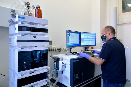 Na zdjęciu nowe sprzęty w laboratorium chemicznym 