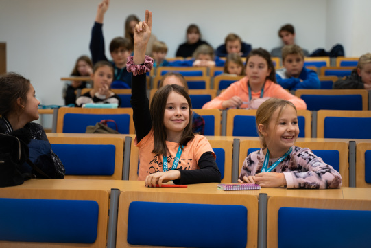 na zdjęciu dzieci w sali wykładowej