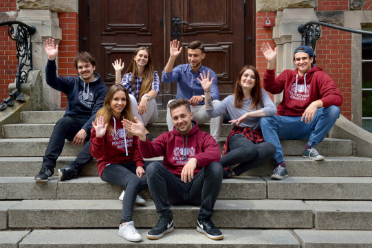 studenci na schodach PG 