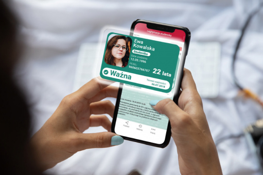 Widok smartfona z legitymacją studencką 