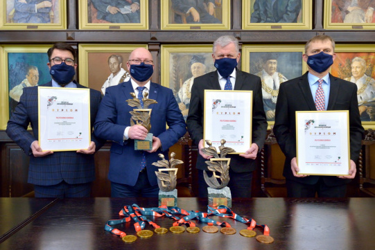 Na zdjęciu od lewej: Kazimierz Rozwadowski, z-ca dyrektora CSA, prof. Krzysztof Wilde, rektor PG, Krzysztof Kaszuba, dyrektor CSA oraz oraz Andrzej Bussler, prezes zarządu AZS. Fot Krzysztof Krzempek/PG