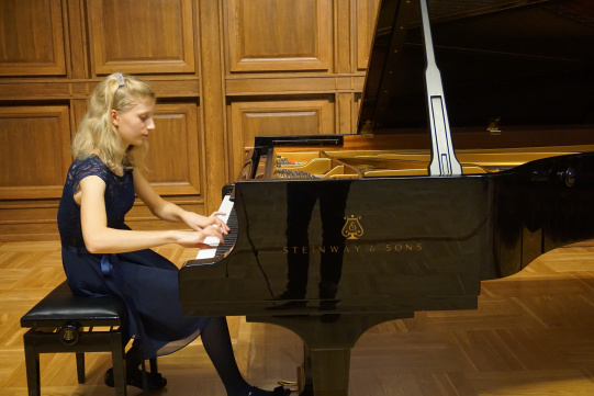Młoda pianistka 