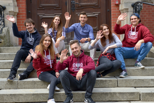 Studenci na schodach przed gmachem głównym 