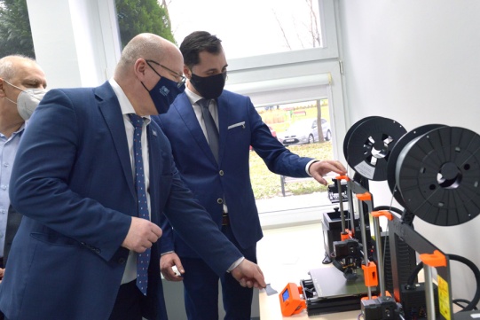 Radosław Włudzik z Excento prezentuje wyposażenie ProtoLab III prof. Krzysztofowi Wilde, rektorowi PG oraz prof. Januszowi Nieznańskiemu, prorektorowi PG ds. umiędzynarodowienia i innowacji. Fot. Krzysztof Krzempek / Politechnika Gdańska