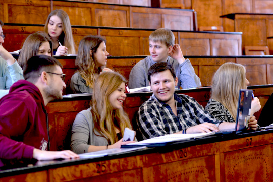 Uśmiechnięci studenci 